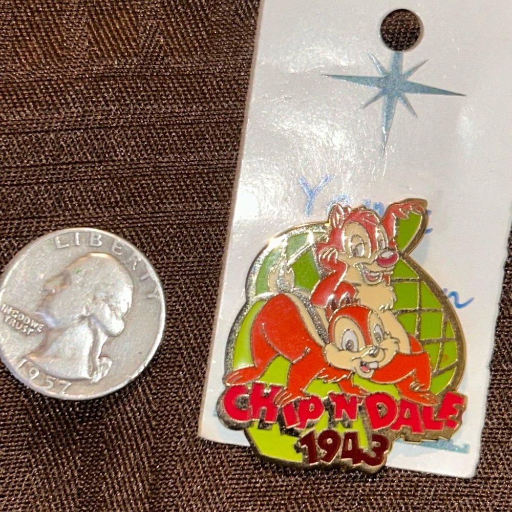Rare vintage Disney chip and dale pin.